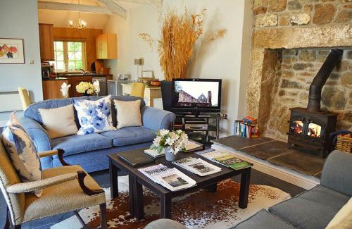 Helston House | Exquisite Spring Water Barn: Family-Friendly Getaway