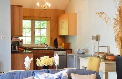Helston House | Exquisite Spring Water Barn: Family-Friendly Getaway