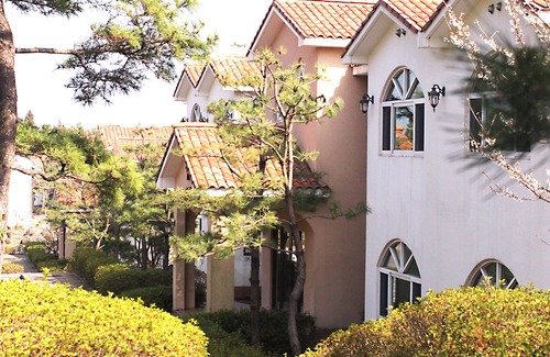 Namwon Apartment | Budget-Friendly Springdale: Pool, Breakfast & Family Amenities