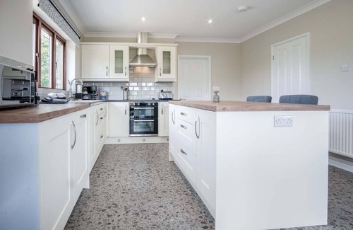 Narberth House | Spacious Springfield Lodge with Hot Tub & Kitchen Amenities