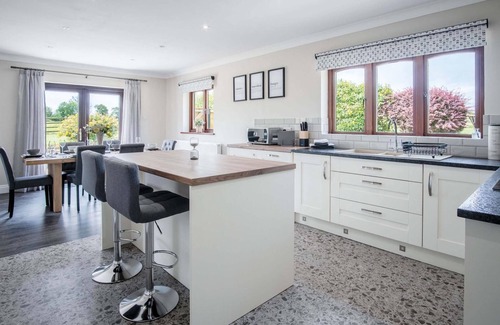 Narberth House | Spacious Springfield Lodge with Hot Tub & Kitchen Amenities