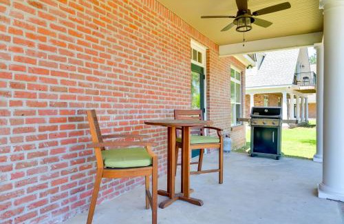 Springfield Apartment | Springfield Studio with Golf Course View & Family-Friendly Perks