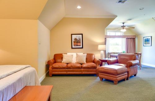 Springfield Apartment | Springfield Studio with Golf Course View & Family-Friendly Perks