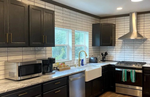 College Park House | Inviting Springhill Bungalow with Spa and Family Amenities