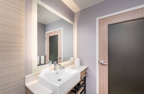 Downtown Baltimore Hotel | Stylish SpringHill Suites Near Baltimore Convention Center