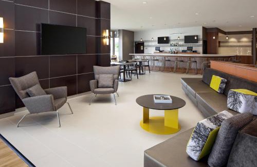 Green Bay Hotel | Pet-Friendly SpringHill Suites Green Bay with Pool & Hot Tub