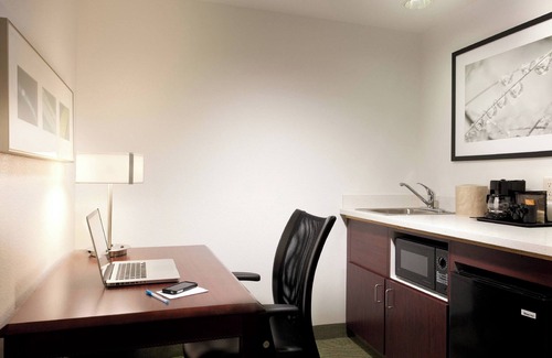 Norfolk - Virginia Beach Hotel | Discover SpringHill Suites Norfolk with Pool and Breakfast