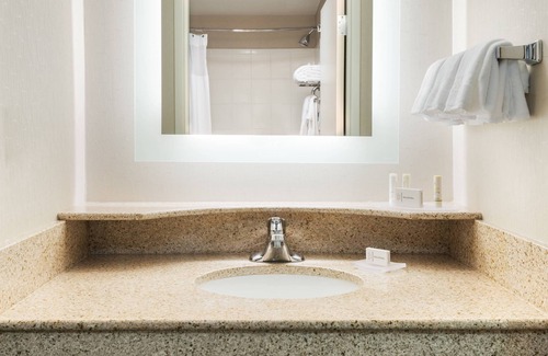 Solon Hotel | Top-Rated SpringHill Suites: Pool, Spa & Family-Friendly Stay