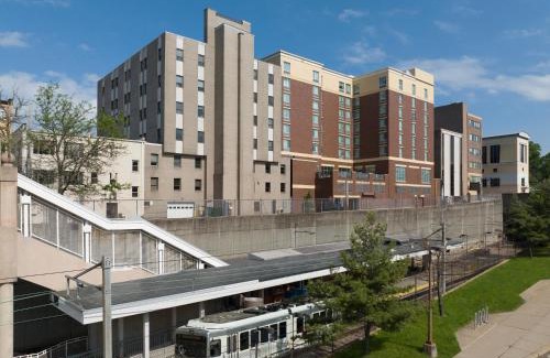 Mount Lebanon Hotel | Pet-Friendly SpringHill Suites with Pool in Mt. Lebanon