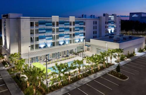 Downtown Hotel | Exceptional SpringHill Suites Lakeland with Pool & Breakfast