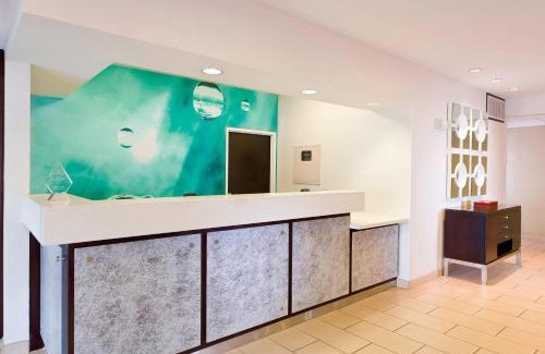North Mountain Hotel | Inviting SpringHill Suites Phoenix North with Pool & Breakfast