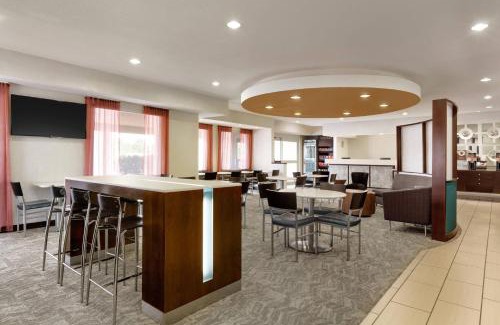 North Mountain Hotel | Inviting SpringHill Suites Phoenix North with Pool & Breakfast