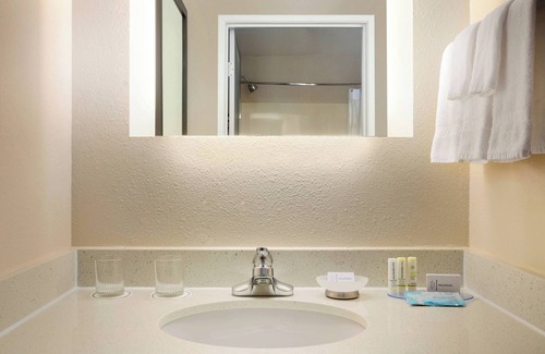 North Mountain Hotel | Relax at SpringHill Suites Phoenix North with Pool & Spa