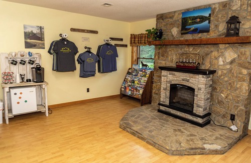Springmaid Mountain Cabin | Discover Springmaid Mountain: Pet-Friendly Retreat with Breakfast