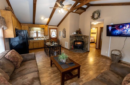 Springmaid Mountain Cabin | Discover Springmaid Mountain: Pet-Friendly Retreat with Breakfast