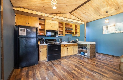 Springmaid Mountain Cabin | Discover Springmaid Mountain: Pet-Friendly Retreat with Breakfast