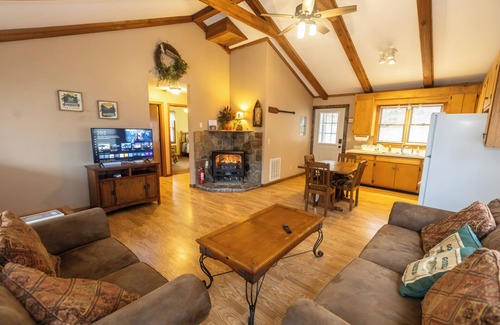 Springmaid Mountain Cabin | Discover Springmaid Mountain: Pet-Friendly Retreat with Breakfast