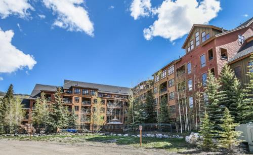 River Run House | Experience Springs 8838: Family-Friendly Retreat with Hot Tub