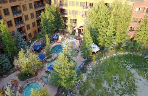 River Run House | Experience Springs 8838: Family-Friendly Retreat with Hot Tub