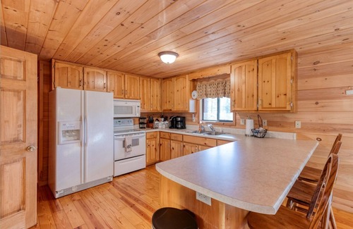 Walnut Mountain Cabin | Spring Specials: King Bed, Hot Tub & Game Room Awaits!