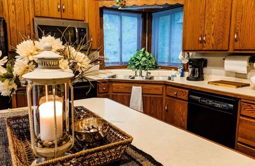 Decorah Cabin | Springview Suite at Rustic Acres
