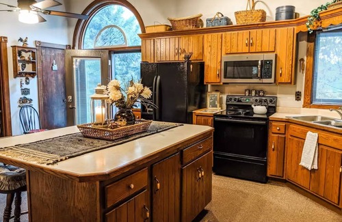 Decorah Cabin | Springview Suite at Rustic Acres
