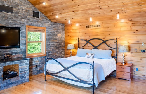 Scottsburg Cabin | Springwater Lodge: Perfect Base for Your Summer Wine Tour