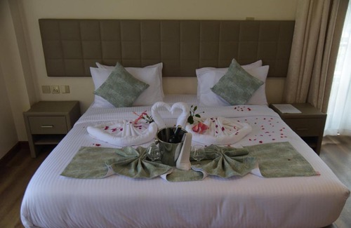 Kaathene Hotel | Family-Friendly SpringWells Hotel with Hot Tub & Kitchen