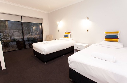 Springwood Hotel | Springwood Motor Inn: Family-Friendly Stays with Pool Access