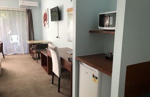 Springwood Hotel | Springwood Motor Inn: Family-Friendly Stays with Pool Access