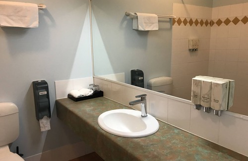 Springwood Hotel | Springwood Motor Inn: Family-Friendly Stays with Pool Access
