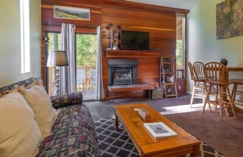 Kingswood Estates Cabin | Spruce by Avantstay The Eagles Nest! Central Northshore Location!