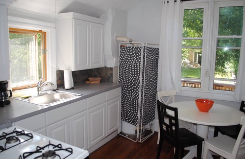 Mapleton Hill Apartment | Relaxing Spruce Street Hideaway with Spa & Kitchen Amenities