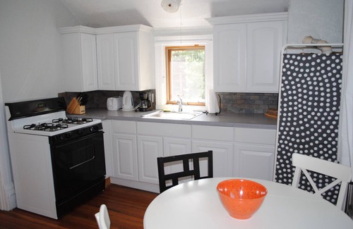 Mapleton Hill Apartment | Relaxing Spruce Street Hideaway with Spa & Kitchen Amenities