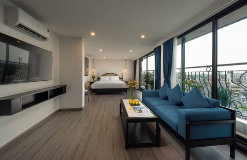 Old Quarter Hotel | Elegant Silk Queen Hotel: 4-Star Stay with Pool & Spa