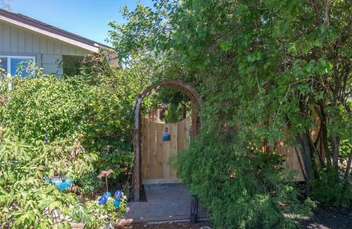 Sequim Apartment | Family-Friendly Retreat at Sq Wild Rose 2 Hotel