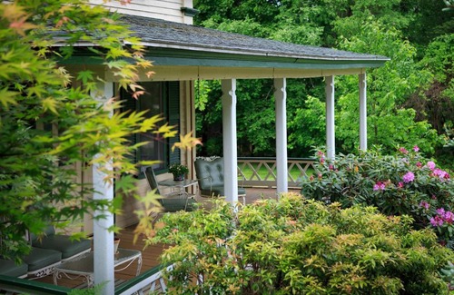 Holderness Bed & Breakfast | Guest Rated 10/10 at Squam Lake Inn with Delicious Breakfast