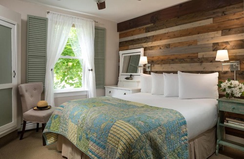 Holderness Bed & Breakfast | Guest Rated 10/10 at Squam Lake Inn with Delicious Breakfast