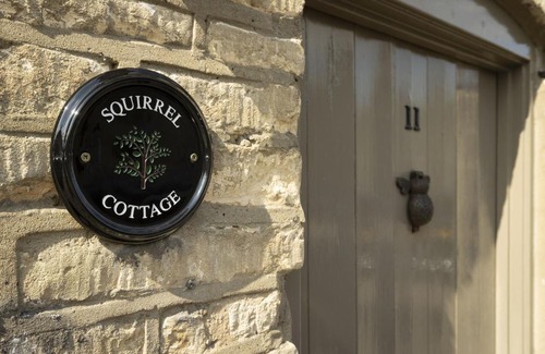 Tetbury House | Cozy Squirrel Cottage: Child-Friendly Retreat with Top Ratings
