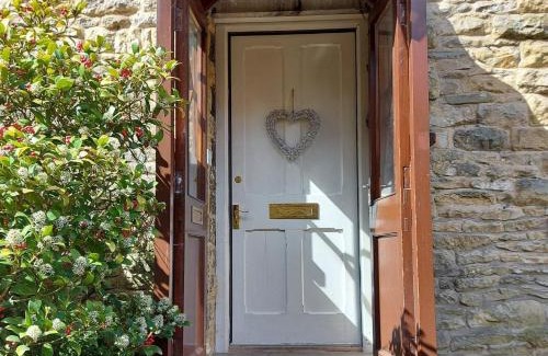 Thornton Dale House | Cozy Squirrel Cottage: Pet and Child Friendly Retreat