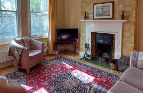 Thornton Dale House | Cozy Squirrel Cottage: Pet and Child Friendly Retreat