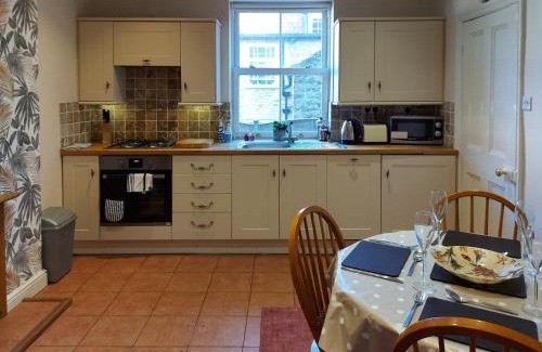 Thornton Dale House | Cozy Squirrel Cottage: Pet and Child Friendly Retreat