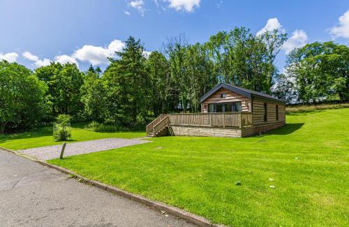 Newton Stewart Ski Chalet | Relax at Squirrel Lodge 40 with Hot Tub & Pet Friendly Stay