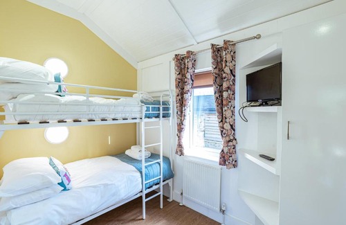Newton Stewart Ski Chalet | Cozy Squirrel Lodge 41: Pet-Friendly Retreat with Hot Tub