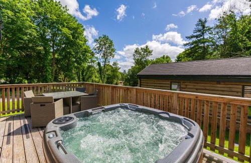 Newton Stewart Ski Chalet | Cozy Squirrel Lodge 41: Pet-Friendly Retreat with Hot Tub