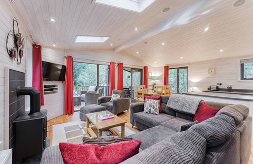 Weybourne Cabin | Coastal Retreat: Squirrels Chase with Oceanfront Views