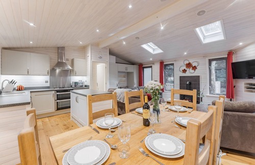 Weybourne Cabin | Coastal Retreat: Squirrels Chase with Oceanfront Views