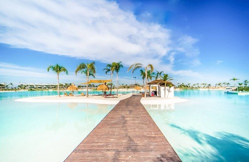 Los Alcazares Apartment | Relaxing Lakefront 2-Bedroom Apartment with Pool Access