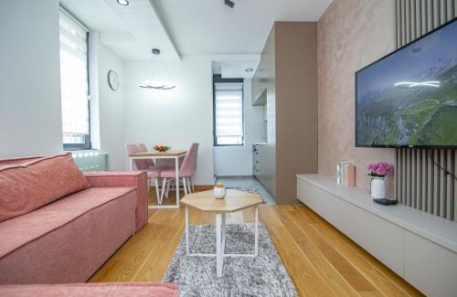 Zlatibor Apartment | Discover Srebrni vrhovi 07: Pet-Friendly Retreat with Pool