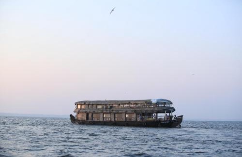 Kumarakom Boat Rental | Explore Sreekrishna Houseboat with Pet-Friendly Amenities